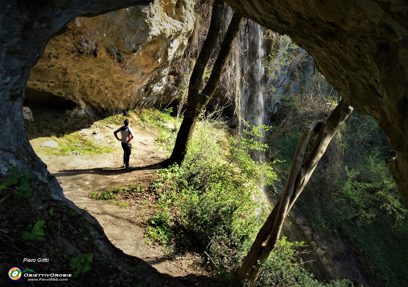 04 Alte cascate della valle di Carubbo ammirate dalla 'Grotta dei ladri'.JPG
